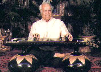 Pandit Shiv Dayal Batish playing the Vichitra Veena at our facility in Santa Cruz, Califronia. This image is copyright 2003 Batish Institute. Unauthorized copying or displaying on another site is strictly prohibited